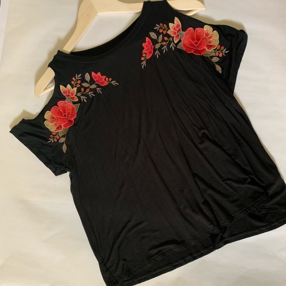 American Eagle soft & sexy cold shoulder T shirt